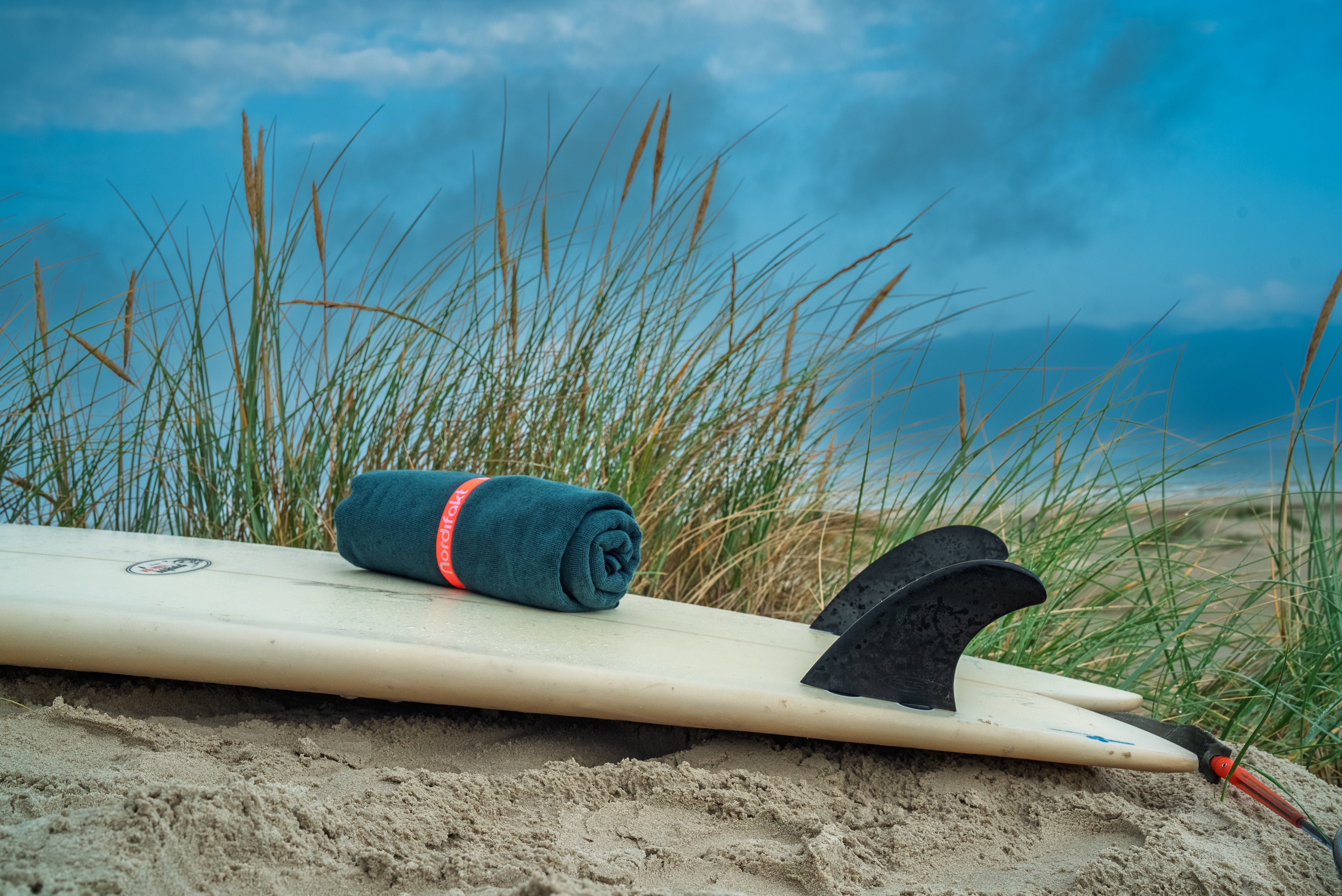 Håndklæde til surfing som tørrer hurtigt og fylder minimalt