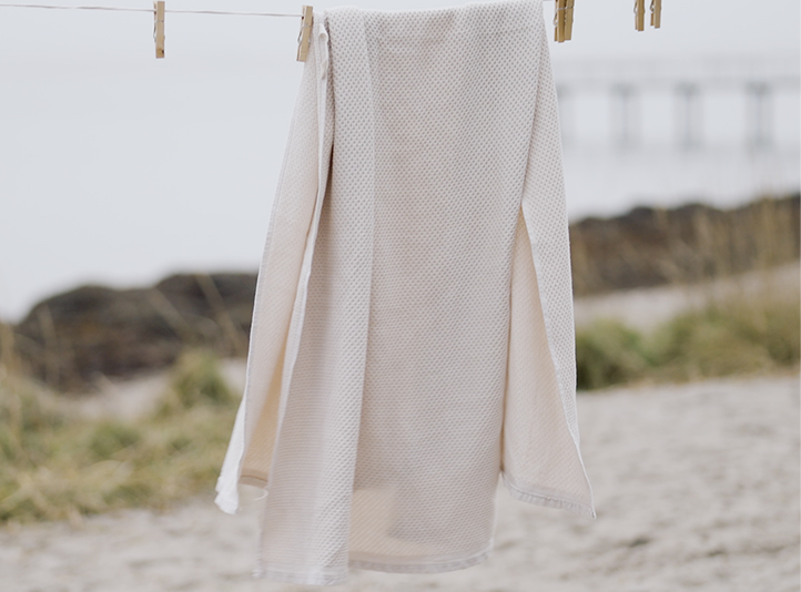 hvidt håndklæde der hænger på en tørresnor